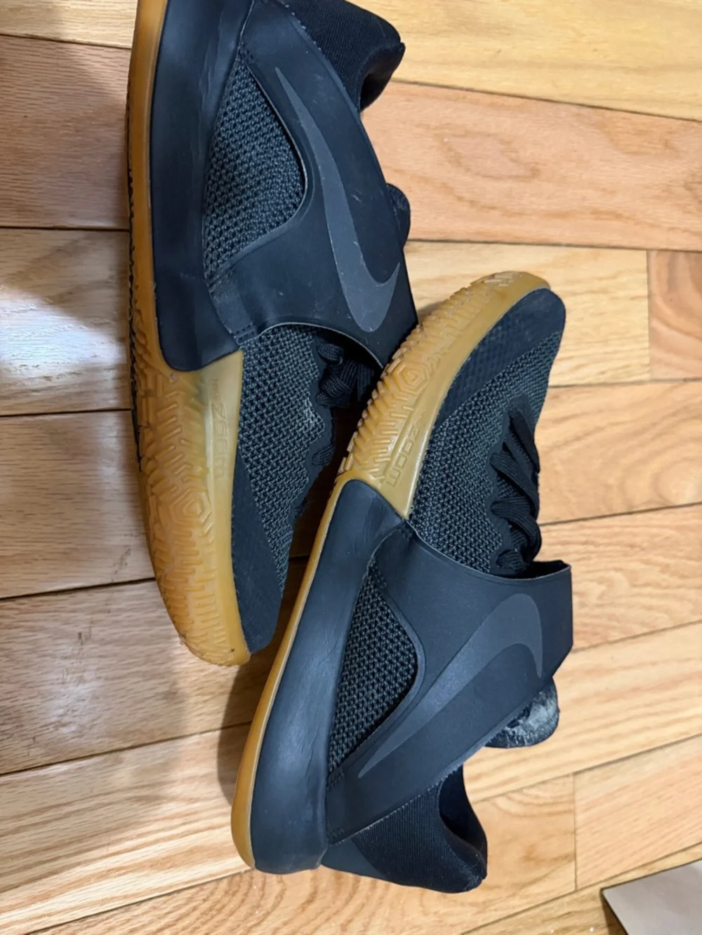 Nike Black and Gum-Soled zoom size 10.5 - Picture 3 of 5
